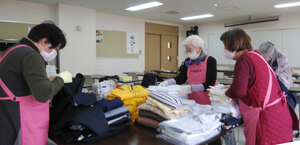 衣類など箱詰め作業行う　更生保護女性会が施設へ支援