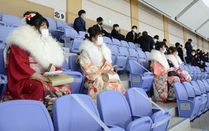 成人式　マスク姿で静かな再会　<br />
分散開催、初日は９５人参加 