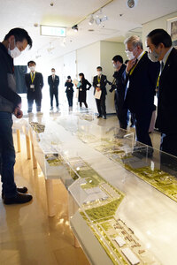 苫西港周辺の模型展示　美術家の坂東さん制作、市に寄贈－市役所展望回廊