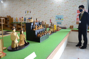 温かみある作品ずらり　手作り木製ひな人形展－市科学センター