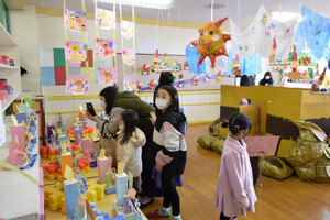 園児の豊かな感性表現　作品展に貼り絵、紙粘土など並ぶ－ピノキオ幼稚園