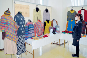 編み物サークル「糸＆糸」が作品展　苫信白老支店 セーターや帽子など３０点
