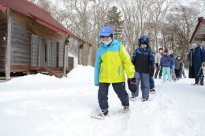 樽前小で「かんじき」体験　児童２１人、雪国の知恵学ぶ 