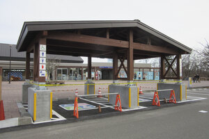 道の駅ウトナイ湖、身障者用駐車場の屋根完成