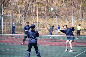 熱い戦い繰り広げる 白老町中学生春季 ソフトテニス大会