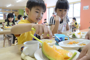 苫中央幼稚園に青果店「ＭＯＣＯ」がメロン寄贈、「甘くておいしい」園児ら満面の笑み 