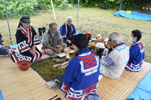 伝統作法で祖先を供養 白老アイヌ協会がシンヌラッパ