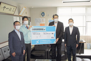 小中学校にマナーバッグ 日本製紙グループが寄贈　白老