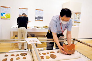 ３１日から美術博物館　日本列島の発掘調査展の準備作業進む、苫小牧周辺遺跡「地域展示」で紹介