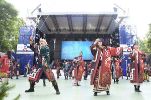 世界の心を一つに　舞踊披露　札幌の競歩会場　白老のアイヌ関係者ら