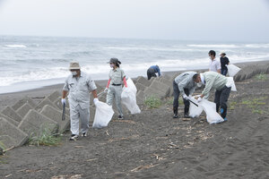 ５７人で海岸ごみ拾い　苫小牧測量設計業協会が清掃奉仕