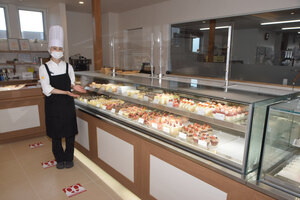 拓勇西町に移転　盛況 洋菓子店「ファームソレイユ本店」