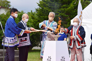 カムイノミの火を聖火皿に 大会の成功祈る 採火式　白老