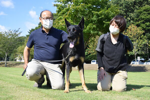 愛犬２匹　警察犬に 浦木さん、小島さんが飼育 「社会のために貢献」　活躍に期待　白老