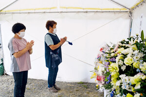 厚真の吉野地区の献花台　花を手向け犠牲者悼む「悲しみ消えない」 