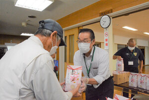 厚真産「さくら米」をプレゼント 長寿祝い７５歳以上の会員に 豊川町内会