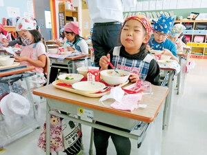 白老牛味わう 小中学校で ふるさと給食