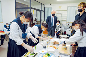 「むかわキンパ」商品化へ 鵡川高生 地元の食材を使って コンテストで発表、試行販売も計画
