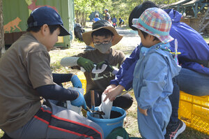 育樹祭準備大詰め　親子ら５０人が汗　来月９日に開幕　苫東・和みの森運営協