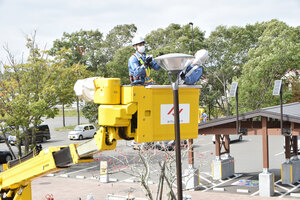 道の駅ウトナイ湖　街路灯ピカピカに　北海道電力ネットワークが清掃奉仕