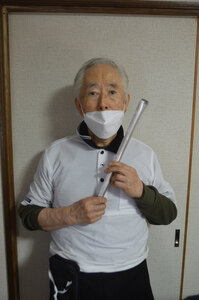 弾性ストッキング楽に脱げる 補助器具「へら」を考案　糸井・石川さん「高齢者の助けに」