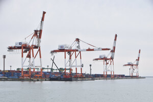 ガントリークレーン東港に４基目着岸　１２月下旬完成、供用開始へ