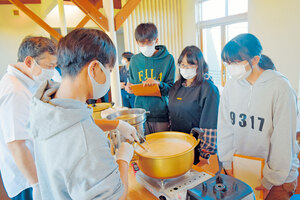 豆腐作りに挑戦 「食物研究」学ぶ追分高３年生 そば哲遠浅店で体験学習 　安平