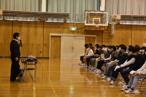 論理的思考・判断力学ぶ　広島大・難波教授講師に苫東高で特別講座