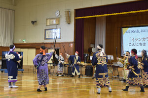 澄川小６年生が学年発表会 アイヌ古式舞踊を披露 本道の特色紹介や楽器演奏も