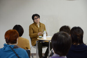 穂村さん「言葉」の変化語る 市立中央図書館で講演会