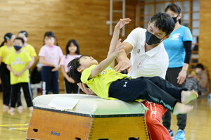  五輪メダリスト佐藤さん招き、体操の楽しさ触れる―チアフルが開講記念イベント