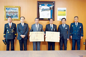 町田さん岩佐さんに勲章贈呈 危険業務従事者叙勲の伝達式　安平