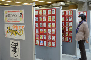 苫小牧絵手紙の会が年賀展、トラの作品中心に１６０点