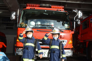子どもたちの 夢かなえる 苫小牧夢花火実行委員会 消防士の仕事学ぶ 防火衣身に着け重さ体感
