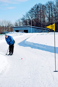 愛好者らプレー楽しむ 雪上パークゴルフ場オープン　安平