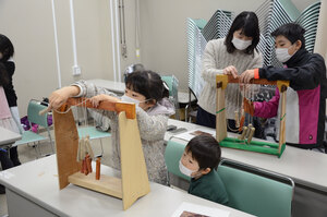 縄文時代の技法を体験 市美術博物館 「あんぎん編み」でコースター作り