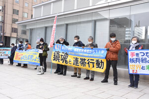 東北に思いはせ 鎮魂の行動 ＪＲ札幌駅前　１１団体市民にアピール