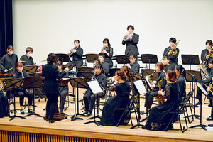 道栄高卒業生ら創設の吹奏楽団 「虹」など９曲を披露 苫小牧で初の コンサート