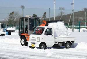 屋外スポーツ施設準備着々 オープンに向け懸命な除雪