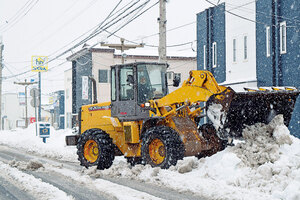 重い雪で大変 今季５回目 町内全域に除雪車出動　白老