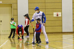 Ｆアカデミー吉田コーチがプレーの基礎を指導 小学生対象に野球教室
