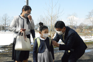新１年生にワッペン贈る　<br />
町内の小学校で戸田町長ら 春の全国交通安全運動一環　白老