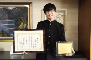亀田さん（東千歳中３年）満点合格で表彰  日商珠算能力検定１級