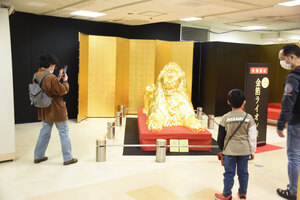 札幌三越本館　金箔ライオン像も 「大黄金展」始まる