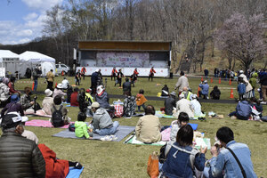 ステージ盛況市民ら春の行楽満喫　緑ケ丘公園まつり