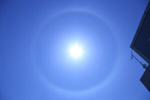 太陽の周りにきれいな輪 苫小牧上空で「ハロ現象」