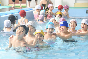 久々の水遊び「楽しい！」 <br />
エンゼル、ピノキオ幼稚園がプール開き