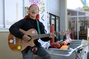 自由気まま　リヤカー旅　元校長の中泉さん　ギター相棒に道内各地巡る