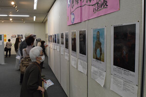 新日本婦人の会苫小牧支部 証言基に原爆の悲劇再現 広島の高校生の絵画を展示