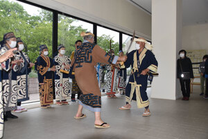 伝統舞踊リムセ披露<br />
苫アイヌ協会　美術博物館企画展にちなみ